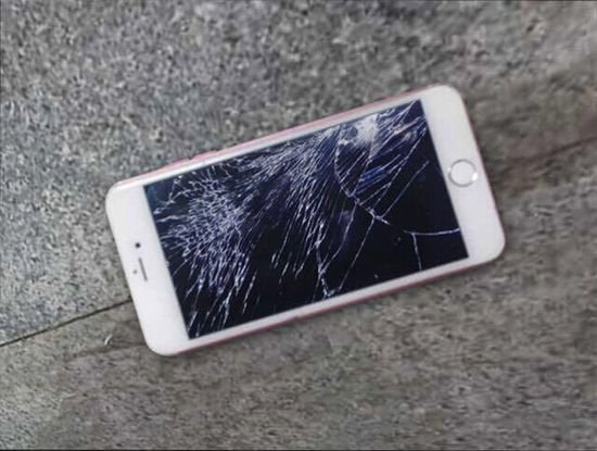 刚到手的iPhone6s就被砸了 这女女真霸气 刚到手的iPhone6s就被砸了 这女女真霸气