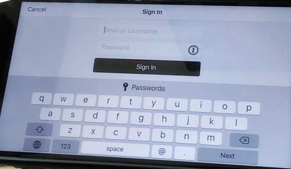 利用这款充电支架，可将 Apple Watch 伪装成 iPod