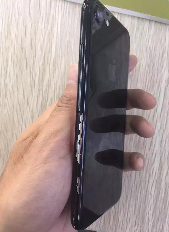 这可咋整?亮黑色iPhone 7还没用就掉漆 这可咋整?亮黑色iPhone 7还没用就掉漆