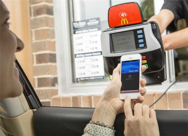 苹果新专利：可作为显示器的车载智能桌