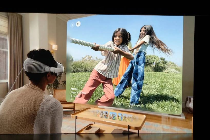 上手图显示苹果 iPhone 15 Pro 系列机型存在变色和吸指纹问题