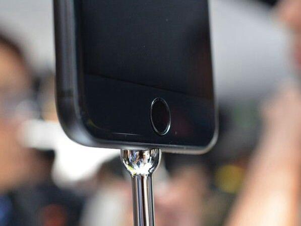 iPhone 7 逻辑板曝光 和上代差别在哪里? iPhone 7 逻辑板曝光 和上代差别在哪里?