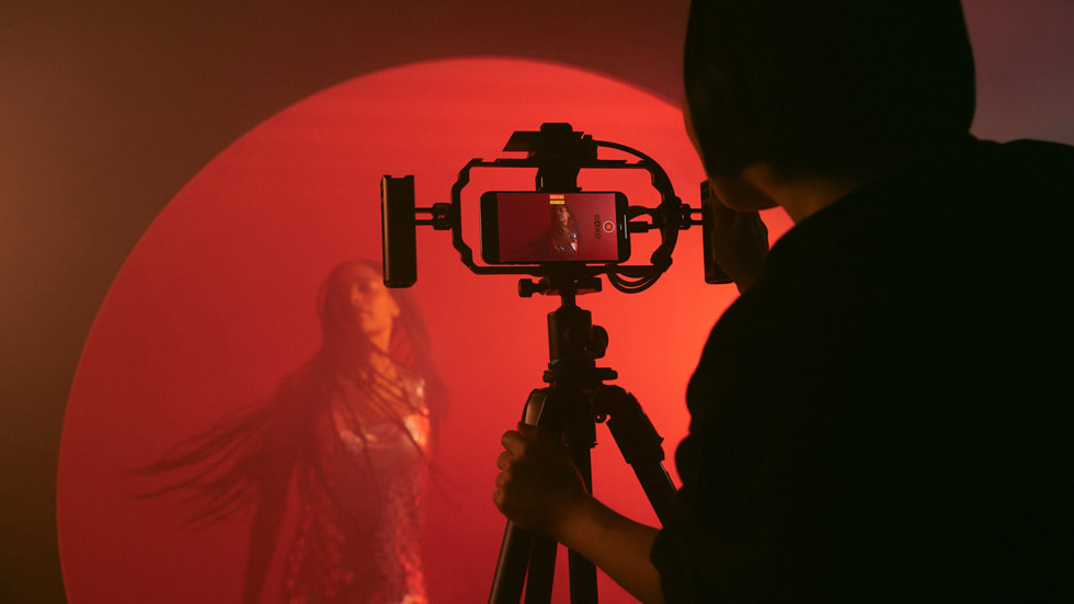 苹果支持官方账户页面疑似展示无刘海的 iPhone